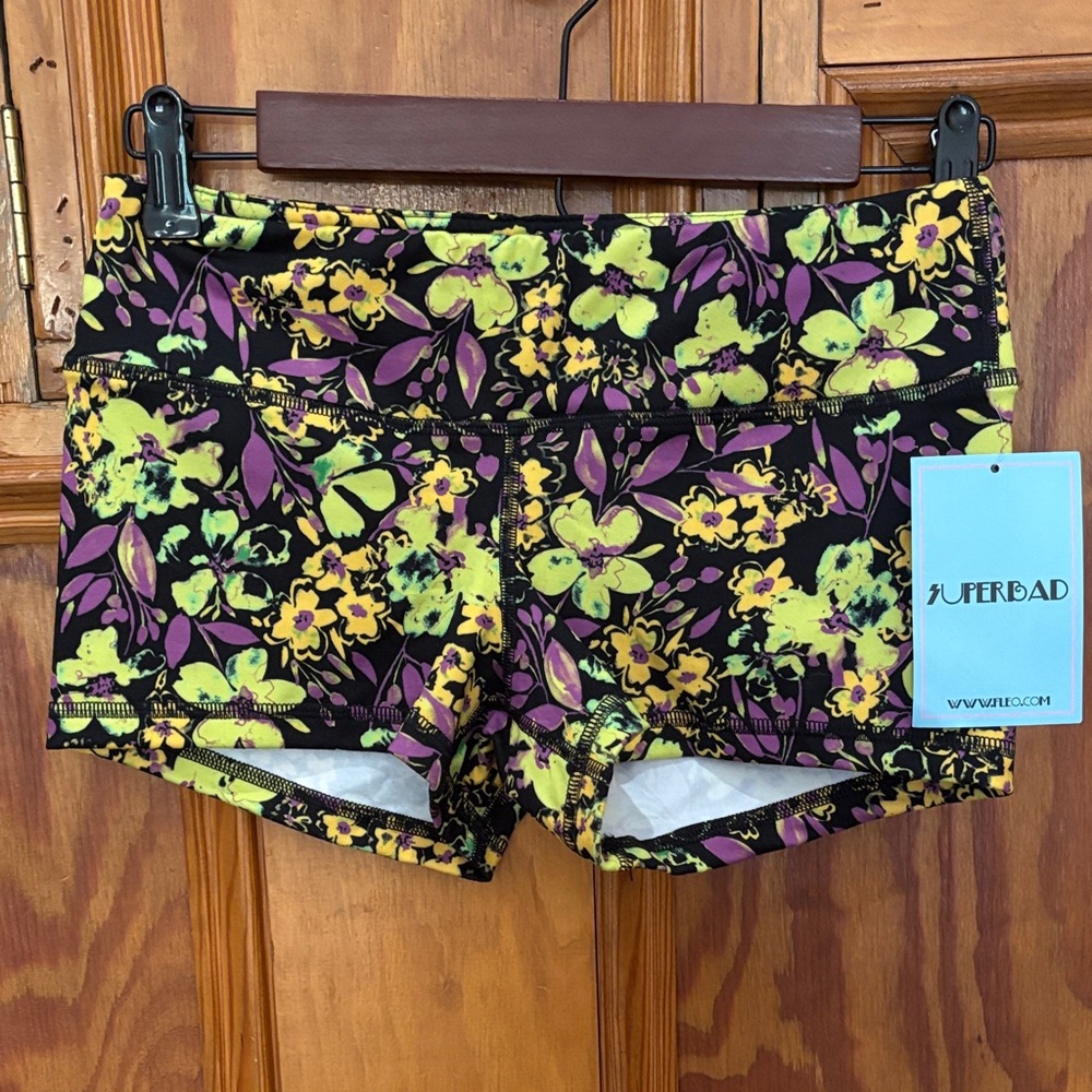 NWT Women's Fleo Floral Shorts size small